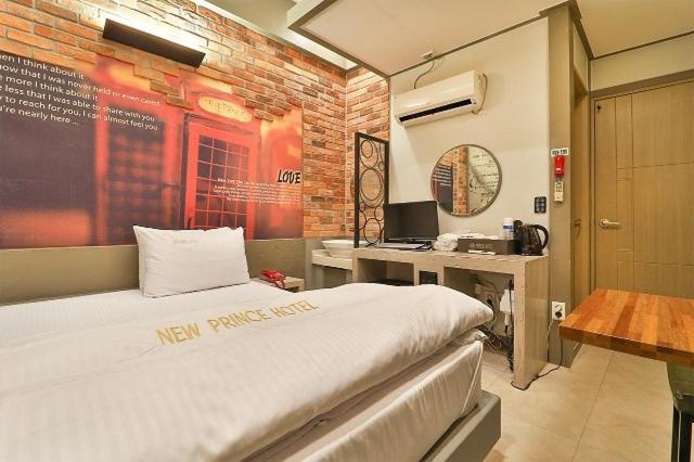 Daegu Daemyeong-Dong New Prince Hotel Room photo